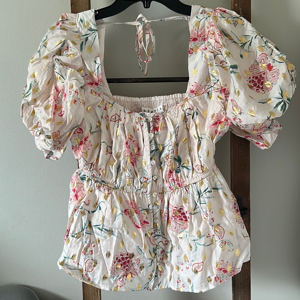 BIGHIT fashion top is floral and gold with a blush base.